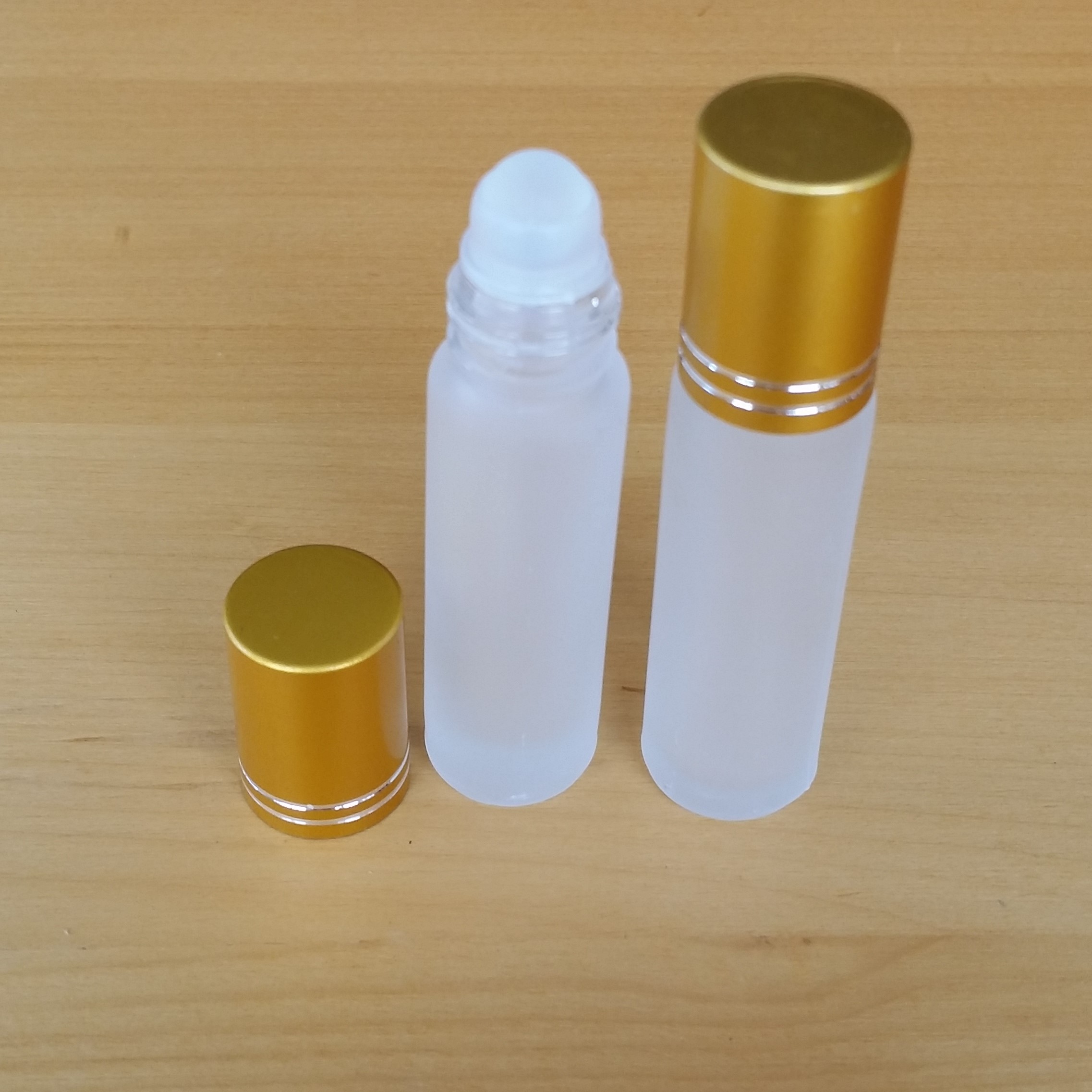 8ml Frosted Glass Roll-on Bottle with Gold Cap